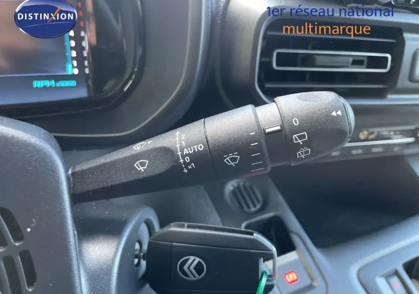 Gros plan sur la commande d’essuie-glace à gauche du volant dans l’habitacle noir du Citroën Berlingo MPV N1 2026.