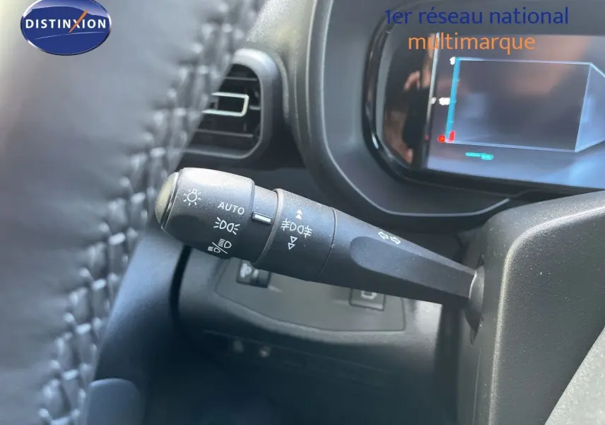 Gros plan sur la commande des feux et clignotants du Citroën Berlingo noir Perla Nera, intérieur tableau de bord.