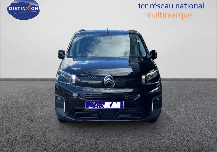 Vue avant d'un Citroën Berlingo noir Perla Nera métallisé avec calandre moderne et feux LED distinctifs.