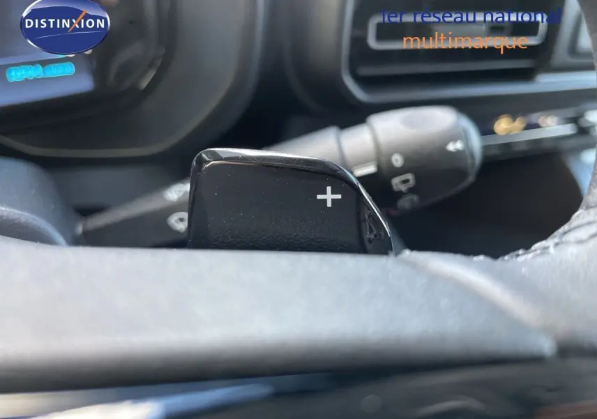 Gros plan sur la palette de passage de vitesses "+" côté droit du volant du Citroën Berlingo noir Perla Nera 2026.