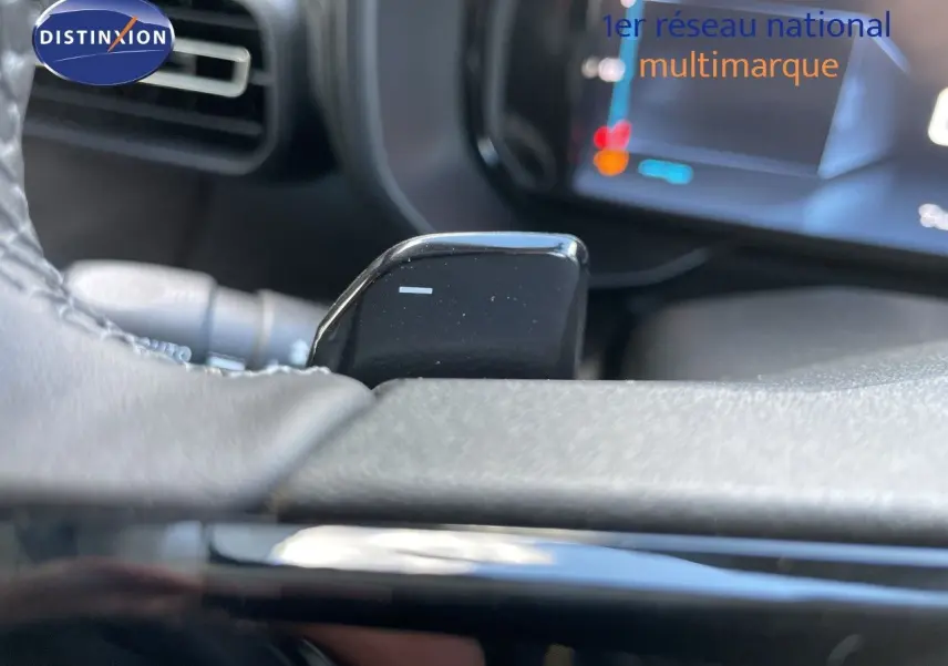 Gros plan sur la palette de changement de vitesse côté droit du volant d’un Citroën Berlingo noir Perla Nera 2026.