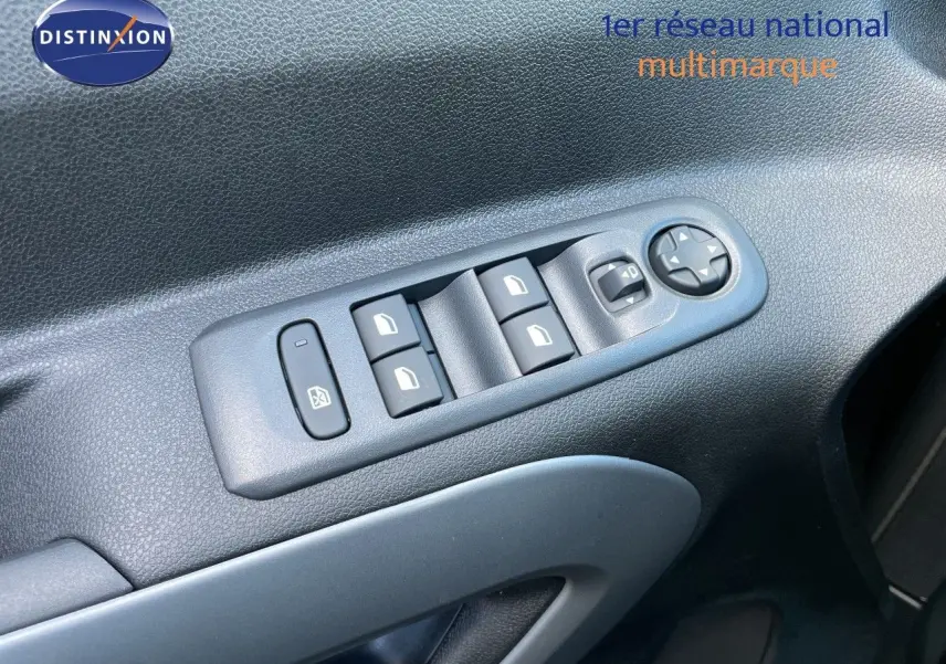 Détail des commandes de lève-vitres et réglage des rétroviseurs sur la porte intérieure côté gauche d'un Citroën Berlingo noir.