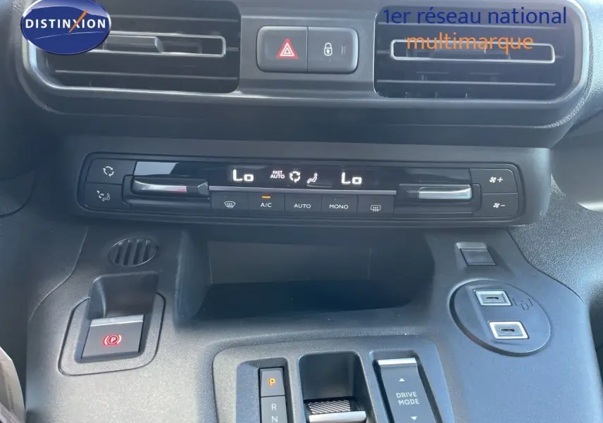 Tableau de bord et console centrale du Citroën Berlingo 2026 noir, vue rapprochée sur climatisation et commandes.