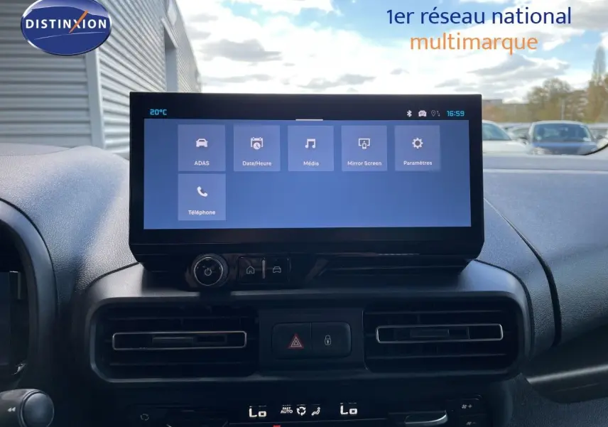 Vue intérieure centrée sur l'écran tactile du tableau de bord du Citroën Berlingo noir Perla Nera 2026, avec commandes climatisation visibles.