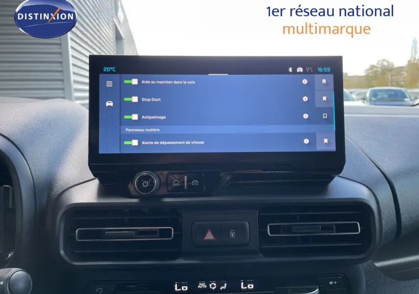 Vue intérieure du tableau de bord du Citroën Berlingo 2026 avec écran tactile et commandes de climatisation.
