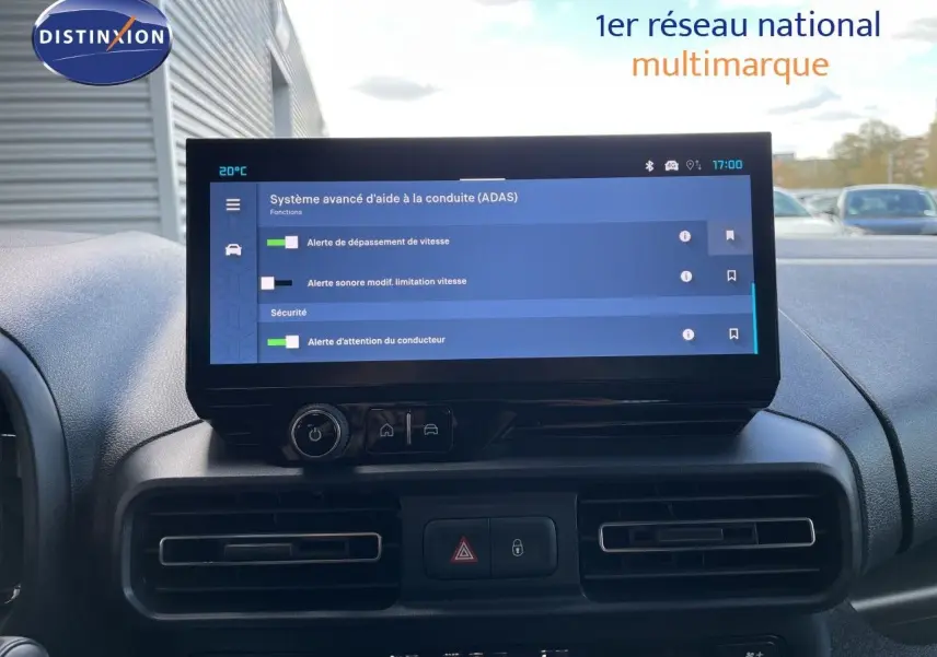 Écran tactile central du tableau de bord du Citroën Berlingo 2026, affichant les aides à la conduite.
