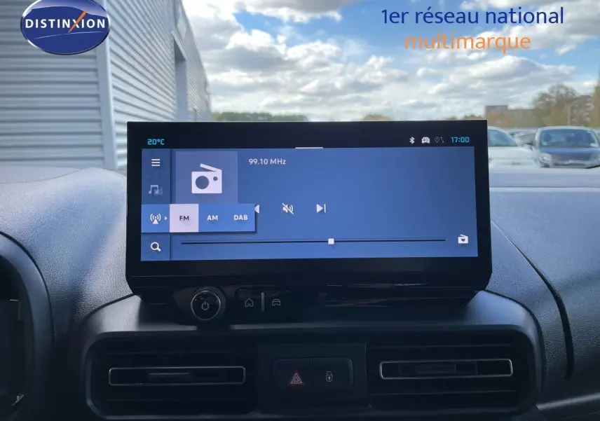 Écran tactile central du tableau de bord du Citroën Berlingo noir Perla Nera, vue frontale intérieure.