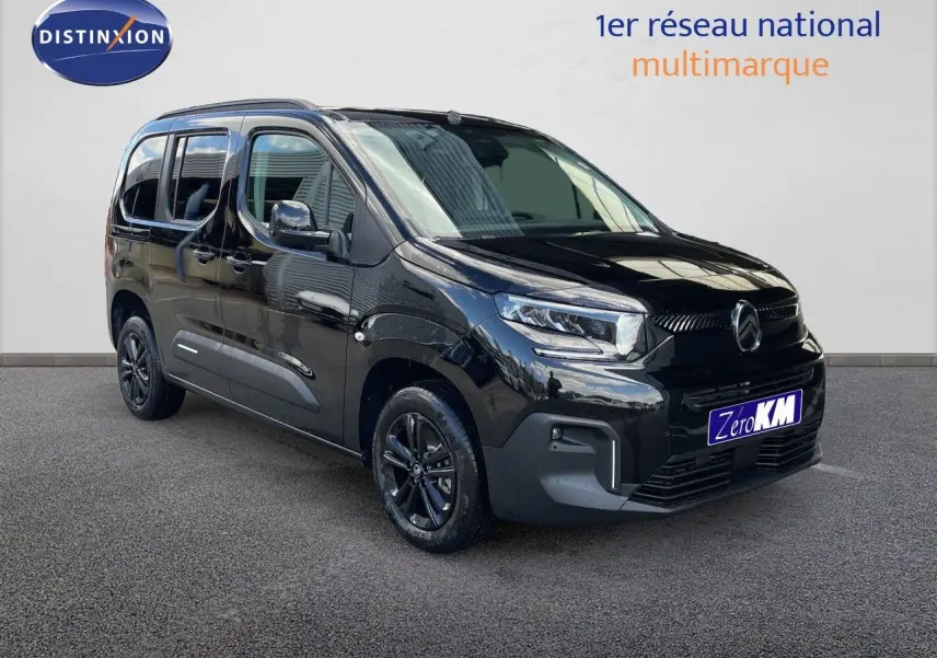 Véhicule noir perla nera Citroën Berlingo 2026 en 3/4 avant droit, avec jantes noires et vitres teintées.