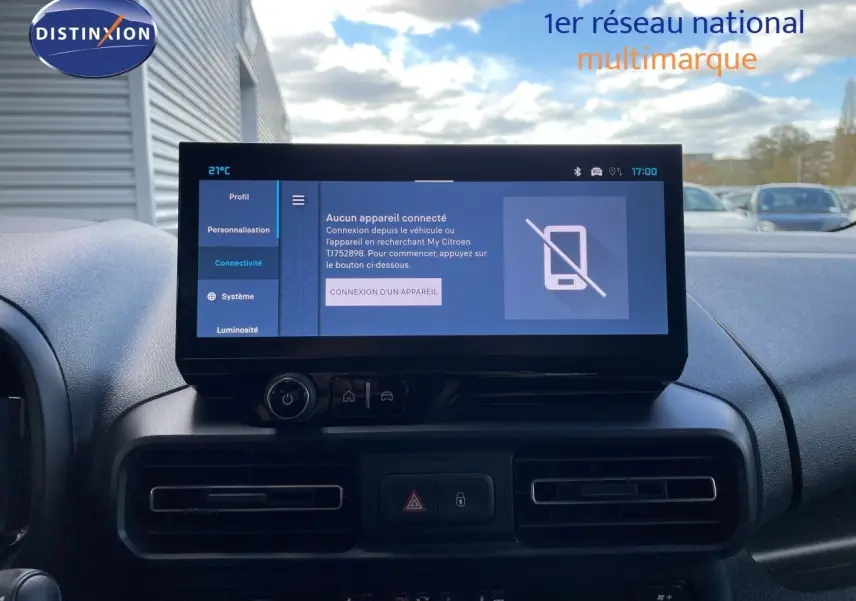 Vue intérieure du tableau de bord du Citroën Berlingo 2026 avec écran tactile central et commandes de climatisation.