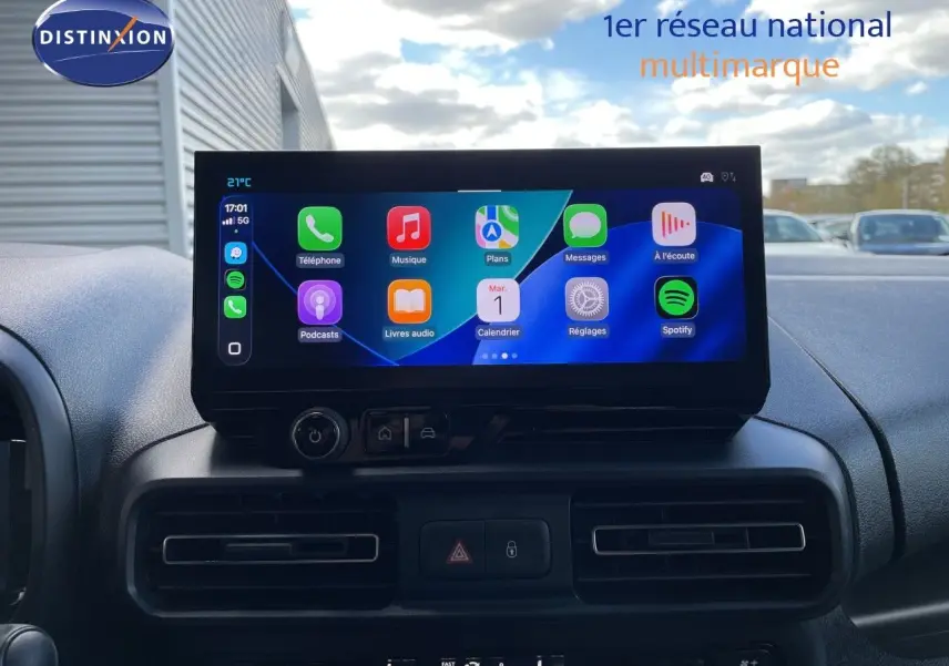 Écran tactile central du tableau de bord du Citroën Berlingo 2026, affichant les applications connectées.