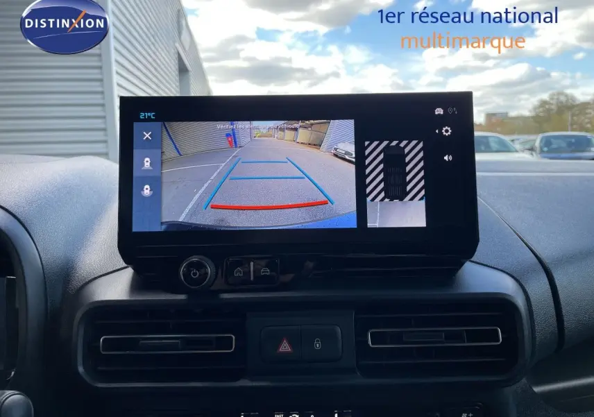 Écran central affichant la caméra de recul dans l’habitacle noir du Citroën Berlingo 2026, vue de face.