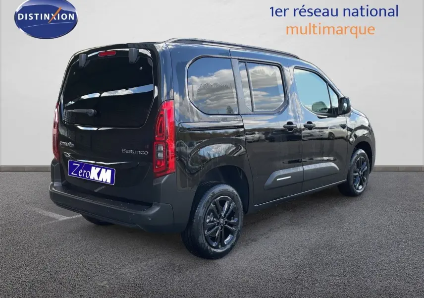 Vue 3/4 arrière droite d'un Citroën Berlingo noir Perla Nera avec vitres teintées et jantes noires brillantes.