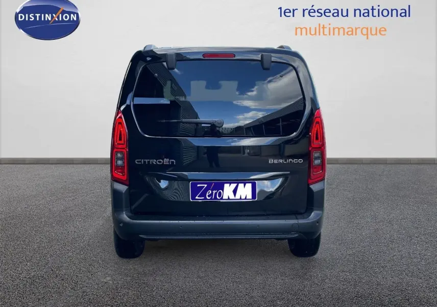 Vue arrière d'un Citroën Berlingo noir Perla Nera métallisé avec feux arrière LED et vitre teintée.