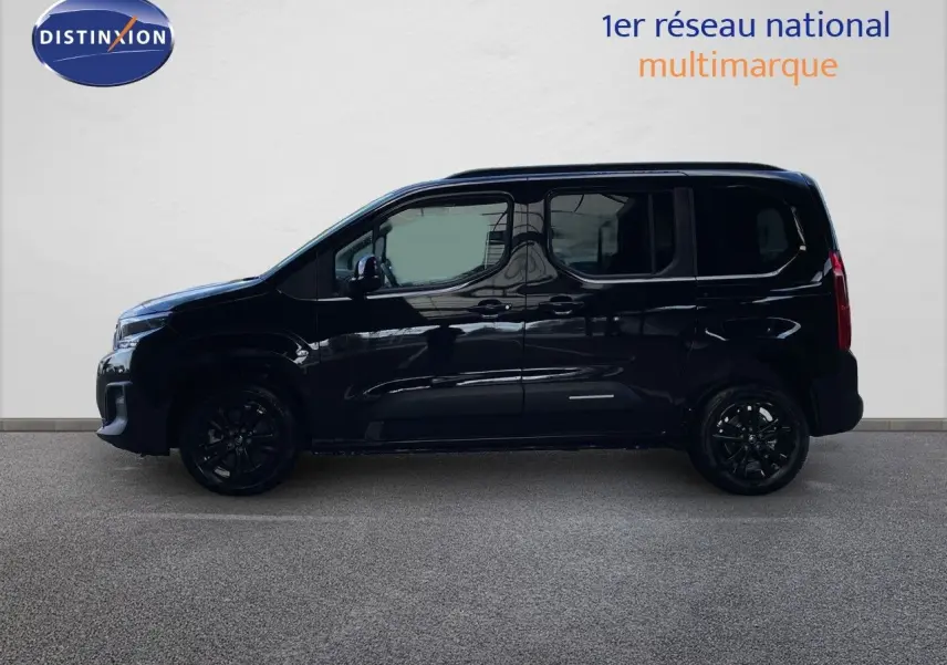 Profil droit d'un Citroën Berlingo noir Perla Nera métallisé, avec jantes noires et vitres teintées, sur fond neutre.