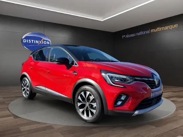 Renault Captur Techno TCe 90 rouge vue 3/4 avant droit, avec jantes alliage et feux LED distinctifs.