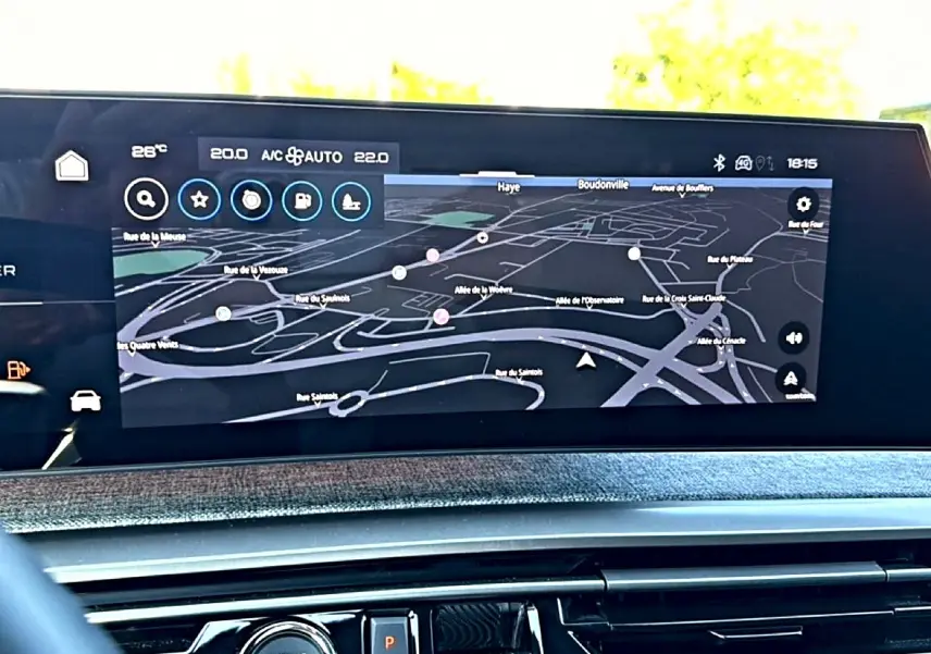 Écran tactile multifonction avec navigation GPS dans l'habitacle du Peugeot 3008 bleu Ingara, vue intérieure frontale.