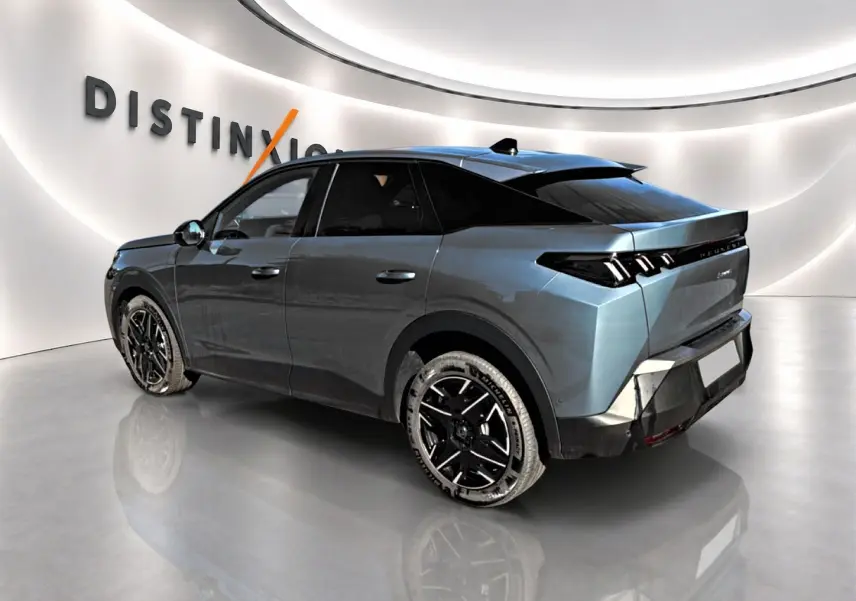 Peugeot 3008 1.2 hybrid 145 allure e-dcs6 bleu Ingara vue 3/4 arrière droit en intérieur showroom.