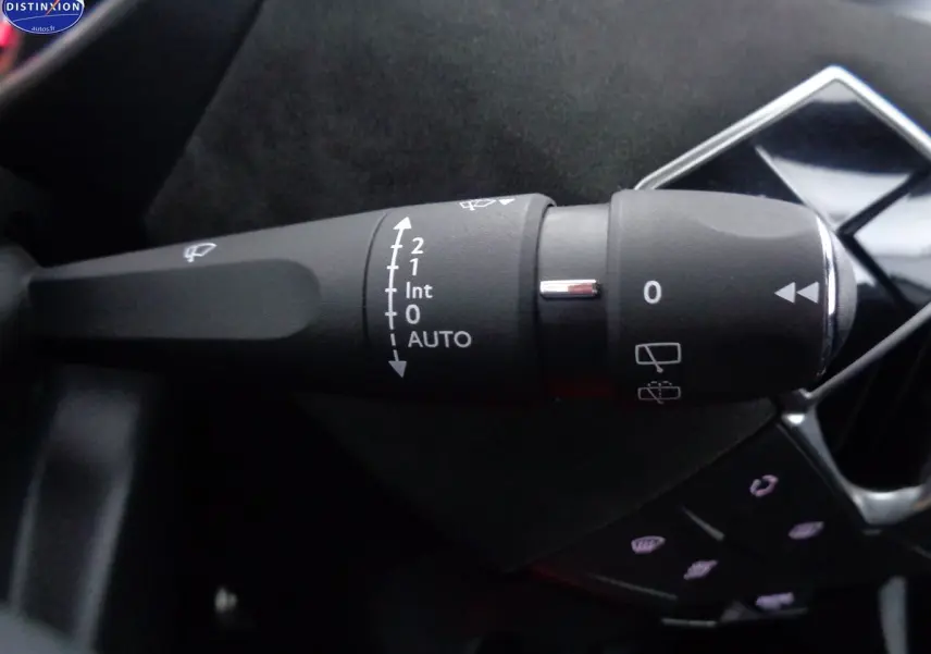 Gros plan sur la commande des essuie-glaces du DS3 Crossback blanc banquise, avec marquages blancs visibles.