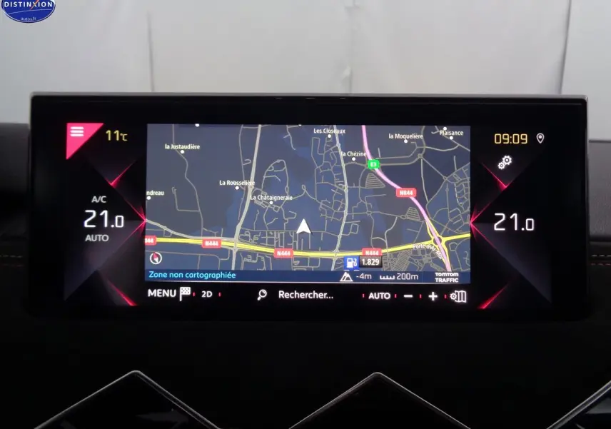 Écran tactile central du DS3 Crossback affichant la navigation et la climatisation à 21°C, ambiance intérieure moderne.