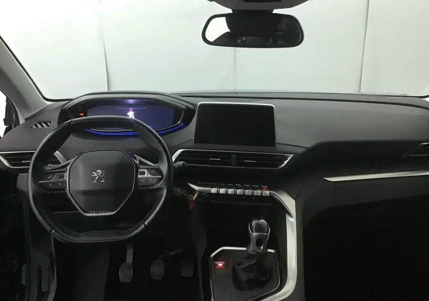Intérieur noir du Peugeot 5008 2019, vue frontale du tableau de bord avec volant compact et écran tactile central.