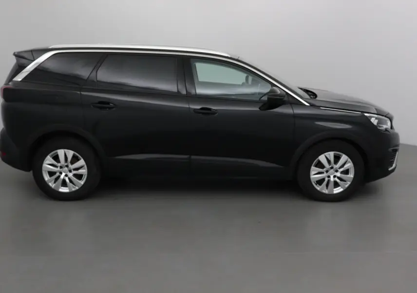 Profil côté droit d'un Peugeot 5008 noir 2019, SUV familial aux lignes épurées et jantes alliage argentées.