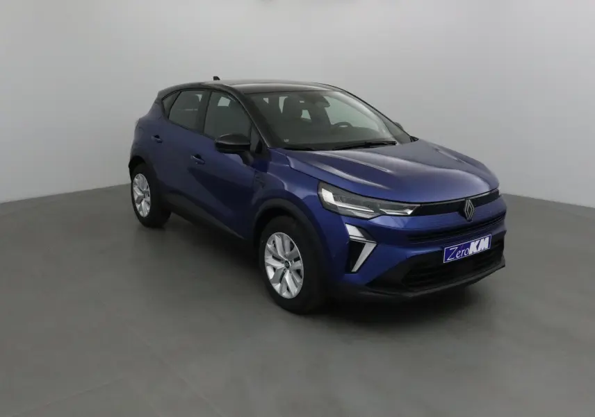 Renault Captur 2025 bleu iron avec toit noir, vue 3/4 avant droit mettant en valeur ses phares LED et calandre moderne.