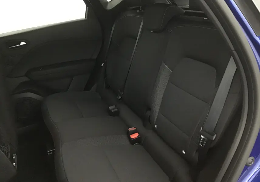 Vue du siège arrière côté droit du Renault Captur 2025 bleu iron/noir avec tissu noir et ceinture de sécurité visible.