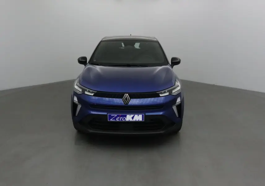 Vue avant d'un Renault Captur 1.0 TCE 90 Evolution bleu iron avec toit noir et feux LED allumés.