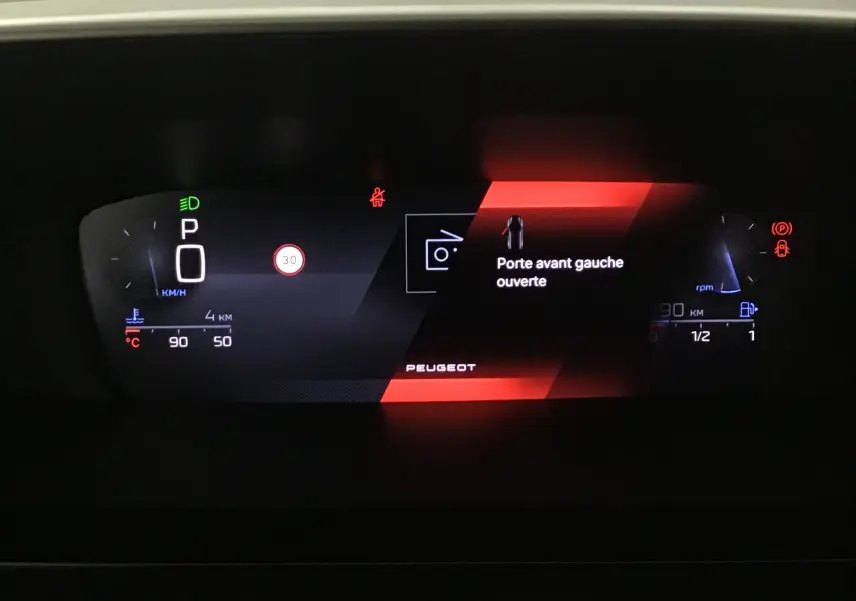 Tableau de bord numérique de Peugeot 308 gris Artense, affichant porte avant gauche ouverte et vitesse à zéro.