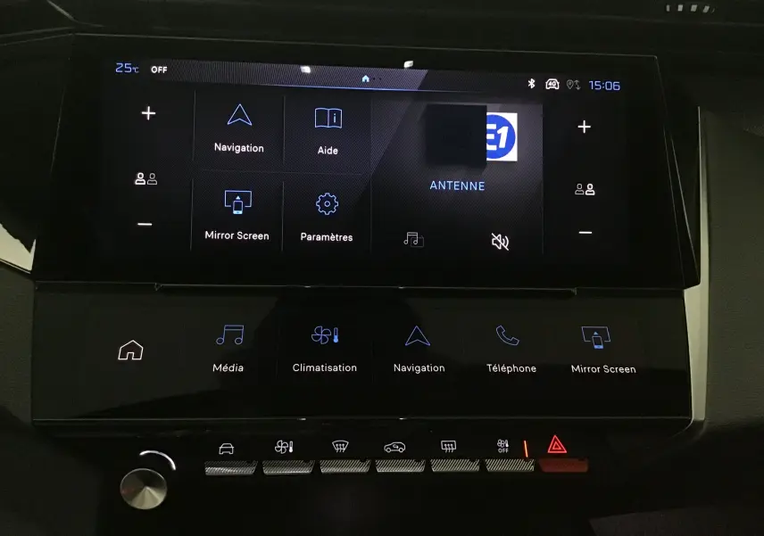 Vue rapprochée de l'écran tactile central et des commandes de la Peugeot 308 gris Artense, mettant en valeur l'interface multimédia.