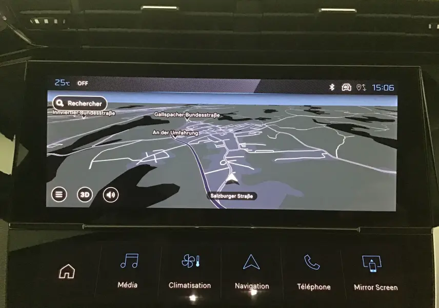 Écran tactile intérieur du Peugeot 308 gris Artense affichant la navigation avec carte en 3D et menu multimédia.