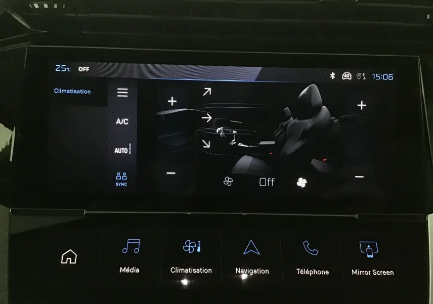 Écran tactile de la climatisation affichant l'intérieur sombre avec sièges avant d'une Peugeot 308 gris Artense.
