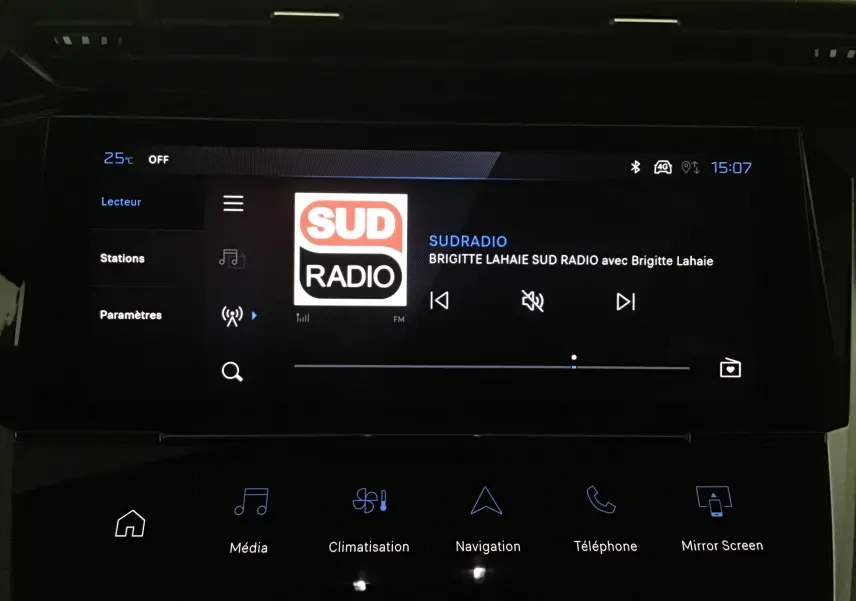 Écran tactile intérieur de la Peugeot 308 gris Artense affichant la radio Sud Radio et les commandes multimédia.