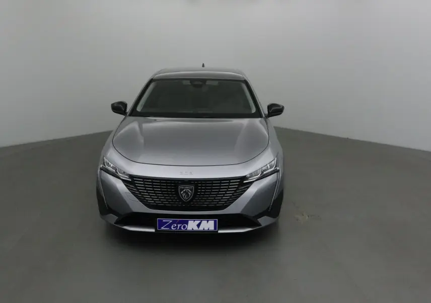 Peugeot 308 gris Artense vue de face, mettant en valeur sa calandre moderne et ses phares effilés.