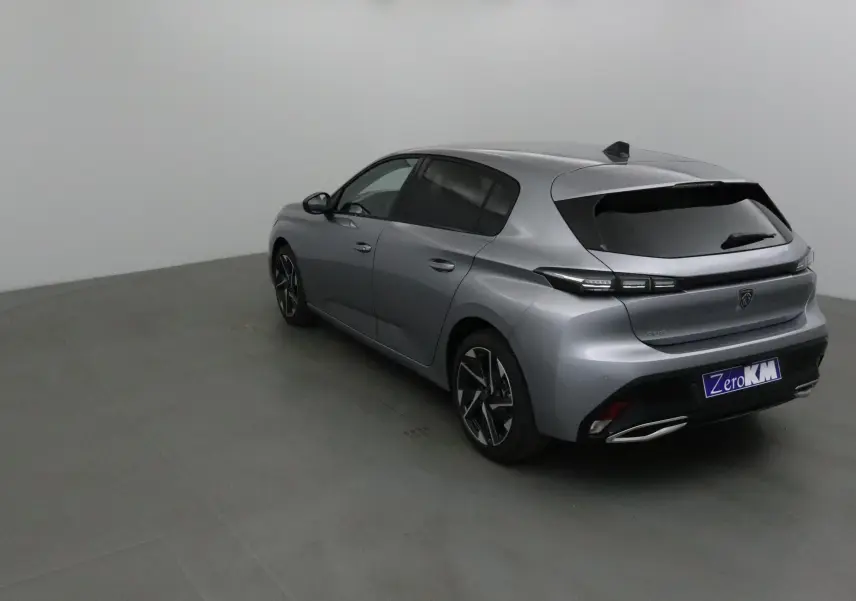 Peugeot 308 gris Artense vue 3/4 arrière droit, avec feux arrière LED et jantes alliage noires.