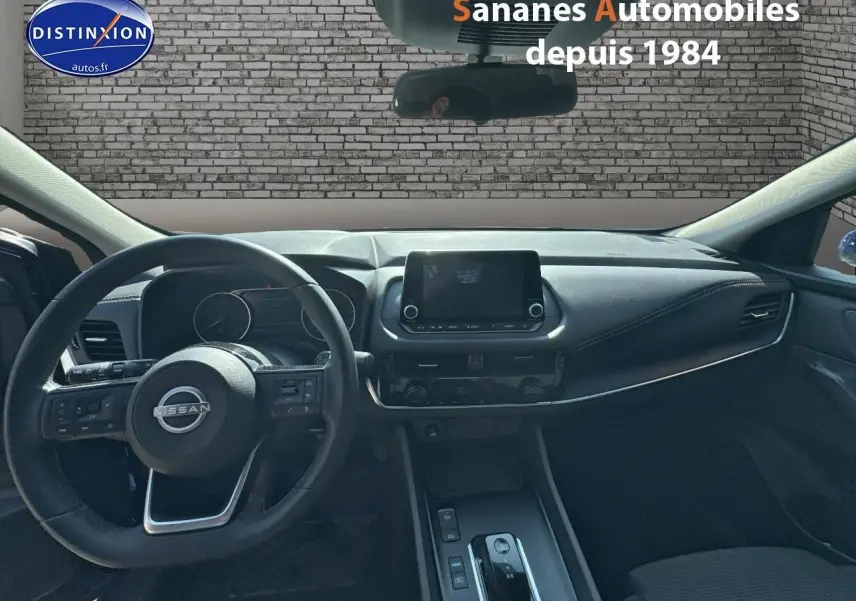 Vue intérieure du tableau de bord et volant du Nissan Qashqai 1.5 e-Power 2023 avec écran tactile central et commandes au volant.