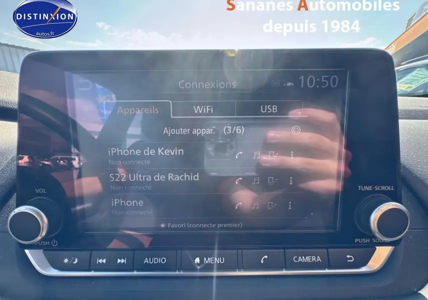 Écran tactile 8 pouces du Nissan Qashqai bleu foncé 2023 affichant les connexions Bluetooth et WiFi.