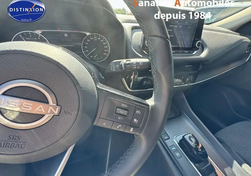 Intérieur du Nissan Qashqai 1.5 e-Power 2023 vu côté conducteur, volant avec commandes et écran tactile visible.