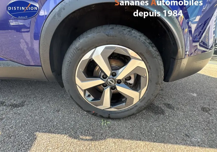 Gros plan sur la jante alliage 18 pouces du Nissan Qashqai bleu foncé, côté arrière droit du véhicule.