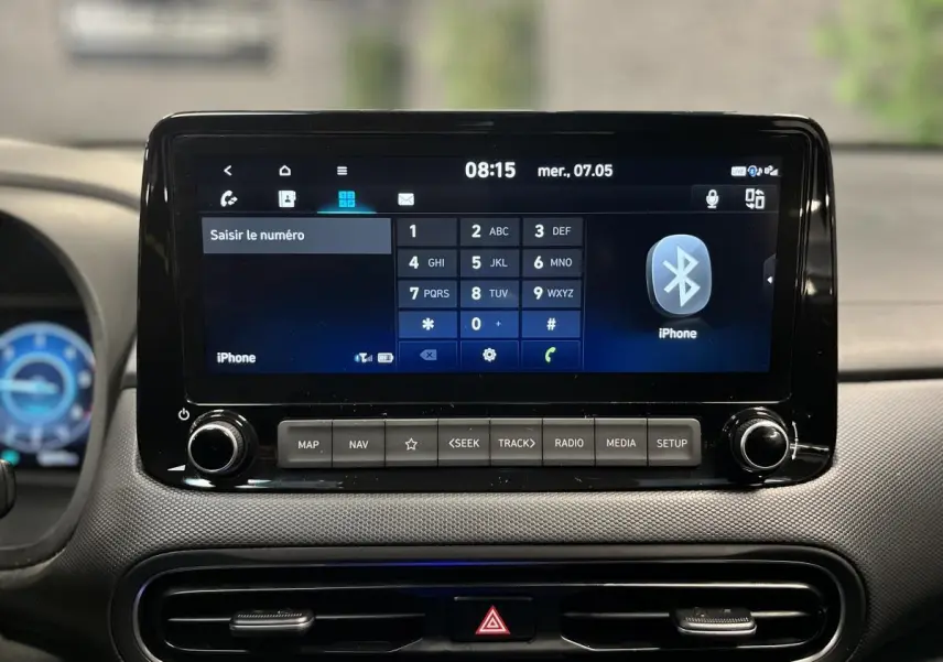 Écran tactile multimédia affichant la connexion Bluetooth avec iPhone dans l'habitacle du Hyundai Kona 2022.