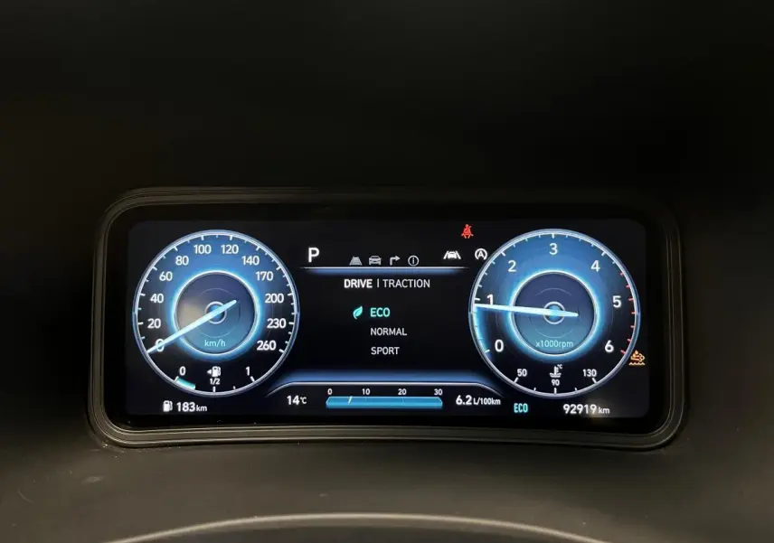 Compteurs numériques bleus du tableau de bord du Hyundai Kona 1.6 CRDi Hybrid 48V, affichant mode de conduite ECO.