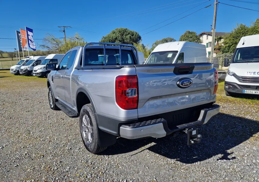 Vue 3/4 arrière droite du Ford Ranger Super Cabine gris Iconic avec attelage et barres de protection sur benne.