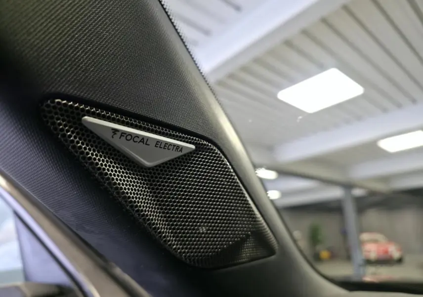 Gros plan sur l'enceinte Focal Electra intégrée à l'intérieur noir du DS3 Crossback 2022.