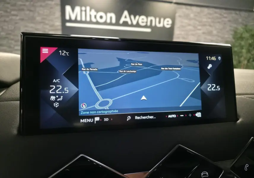 Écran tactile central du DS3 Crossback 2022 affichant la navigation avec interface bleue et commandes climatisation.