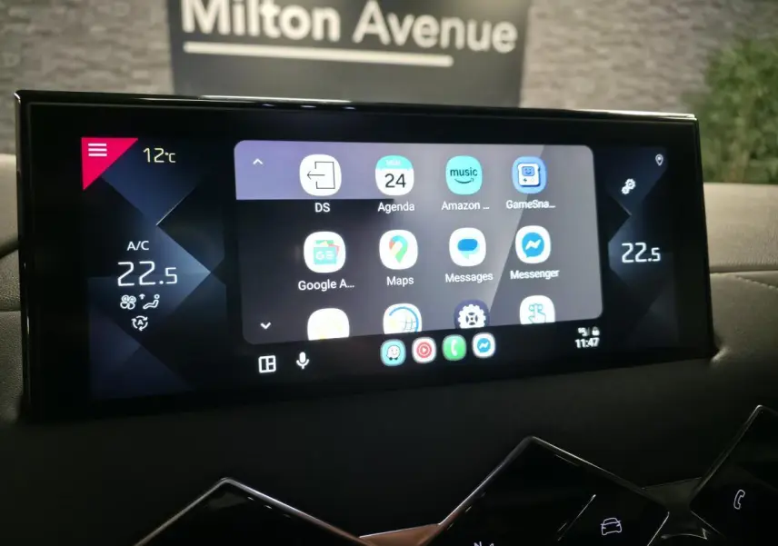 Écran tactile central du tableau de bord du DS3 Crossback gris, affichant les applications connectées et la température intérieure.