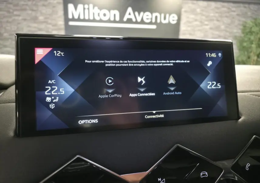 Écran tactile central du DS3 Crossback gris, affichant la climatisation et les options Apple CarPlay et Android Auto.