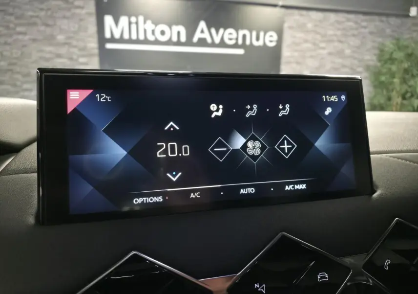 Écran tactile central du DS3 Crossback affichant le réglage de la climatisation à 20°C dans un intérieur noir.