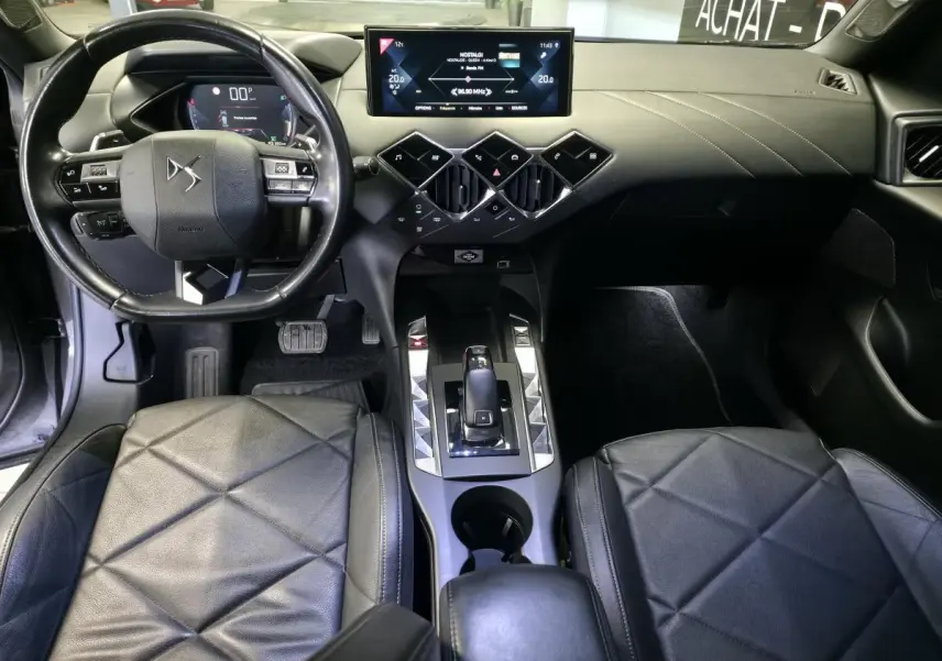 Intérieur cuir noir Basalte du DS3 Crossback vu de face, avec tableau de bord digital et console centrale moderne.