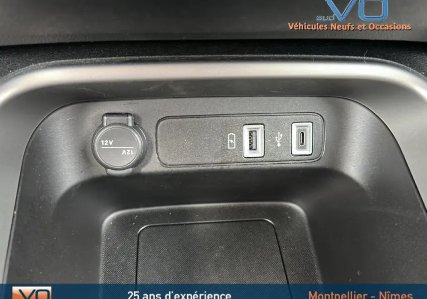 Prise 12V et ports USB dans l'habitacle du Jeep Avenger gris foncé 2024 version Altitude.