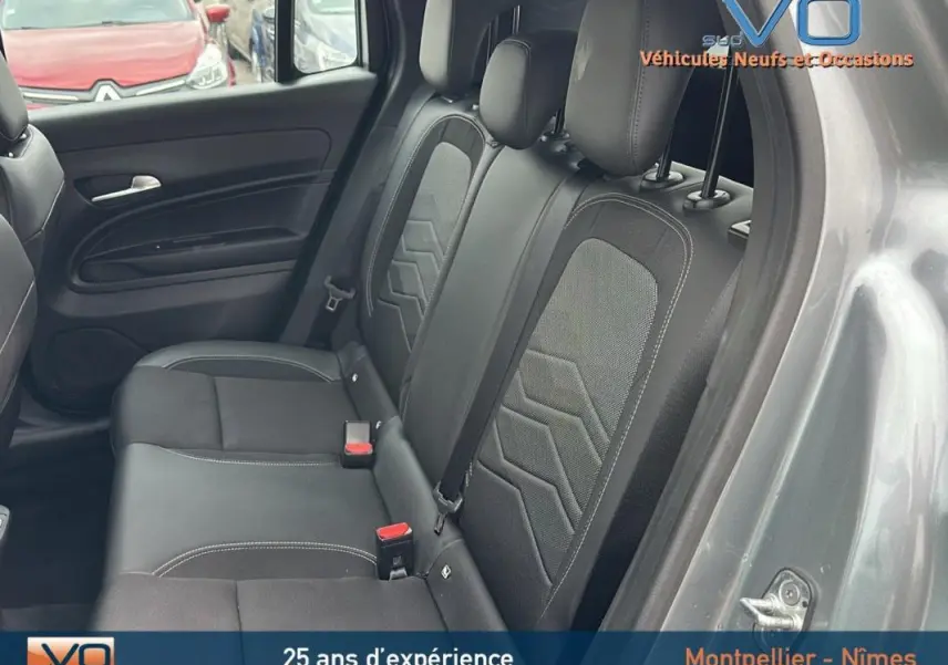 Vue intérieure côté droit des sièges arrière en tissu noir du Jeep Avenger gris foncé 2024 finition Altitude.